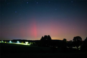 Polarlichter: Striegistaler Nachthimmel zeigt sich in Rot und Lila - Der Himmel über der Straße zwischen Böhrigen und Arnsdorf.