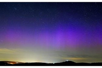 Polarlichter über dem Erzgebirge: Bärensteiner fängt seltenes Leuchtspektakel am Himmel ein - Polarlichter waren in der Nacht zum Donnerstag auch über dem Erzgebirge zu sehen.