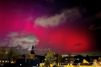 Polarlichter über Mittelsachsen: Experte erklärt das Himmelsphänomen - Polarlichter am Himmel von Brand-Erbisdorf haben Christopher Naumann und seine Frau Nancy am Sonntagabend beobachtet, im Hintergrund die Brand-Erbisdorfer Kirche.