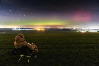 Polarlichter über Sachsen: Das war gestern Nacht am Himmel los - Liebschützenberg am späten Sonntagabend: Die Polarlichter sind nicht zu übersehen.