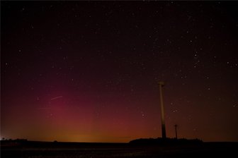 Polarlichter und Perseiden über Mittelsachsen: Magisches Licht erhellt Halsbrücke - Perseiden und Polarlicht erhellten in der Nacht zu Dienstag den Himmel über Halsbrücke.
