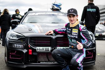 Pole Position, Bestzeit und Podest: Rennfahrer aus dem Erzgebirge glänzt auf dem Nürburgring - Maxim Felix Dacher ist auf dem Nürburgring erstmals ein 24-Stunden-Rennen mitgefahren. Bronze war der Lohn.