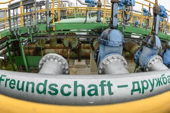 "Freundschaft - Druschba" steht auf dem Gelände der PCK-Raffinerie auf der Erdölleitung aus Russland. In Polen ist ein Leck an der Pipeline "Druschba" entdeckt worden, durch die Öl aus Russland nach Europa fließt.