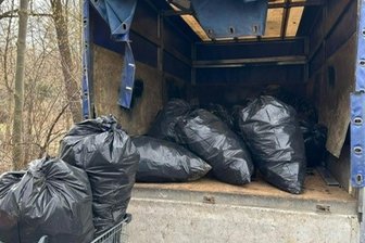 Polen wollten in Sachsen Tausende Pfandflaschen einwerfen: Polizeieinsatz - Diese Säcke mit Tausenden Pfandflaschen entdeckten Polizisten auf der Pritsche des Trios aus Polen.