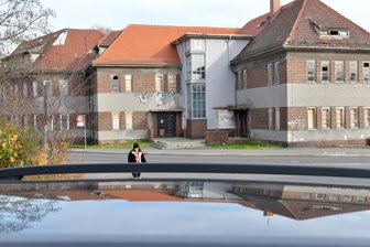 Poliklinik-Umbau soll im April starten - Das 1928 nach Plänen von Georg Salzmann als Arbeitsamt errichtete und später erweiterte Gebäude am Roten Weg 41/43 in Freiberg soll ein Gesundheitszentrum werden.