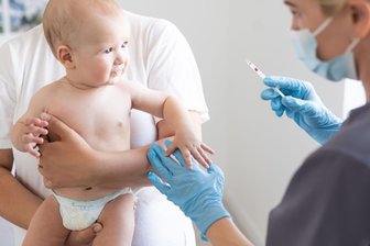 Polioviren nachgewiesen: Viele Kinder in Sachsen nicht ausreichend geimpft - Die Polio-Impfung wird Babys im Alter von zwei, vier und elf Monaten gespritzt.