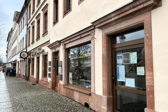 Polit-Thriller zur nächsten Rochlitzer Runde: „Und immer wieder Blut“ - Der Generationentreff am Markt 13 in Rochlitz lädt am Freitag ein.