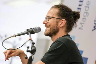 Politik-Aktivist Semsrott in Magdeburg: "Bock zu kämpfen" - Buchautor Arne Semsrott las zweimal in Magdeburg. Sowohl das Kulturzentrum Moritzhof als auch die Zentralbibliothek waren ausverkauft.