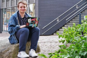 Politik ist keine Altersfrage: 18-Jähriger kandidiert für den Stadtrat in Mittweida - Diego Eilenberger vor dem T 9 in Mittweida. Dort finden Sitzungen des Jugendparlaments statt, das er mitgegründet hat. Nun will Eilenberger als jüngster Kandidat bei den Kommunalwahlen in Mittweida antreten.