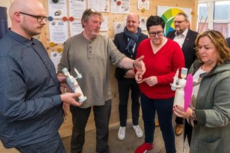 Politik trifft Kunsthandwerk: Bürokratie großer Kritikpunkt - Markus Weber und Wolfgang Braun, die beiden Projektleiter von Denkstatt Seiffen, erläutern der neuen sächsischen SPD-Spitze Henning Homann und Kathrin Michel sowie Handwerkskammerpräsident Frank Wagner und der SPD-Landratskandidatin Simone Lang (v. l. n. r.) die Idee hinter der Neugestaltung von Engel und Bergmann. 