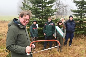 Politiker greift zur Säge: Sachsens Umweltminister spendiert einen Weihnachtsbaum - Georg-Ludwig von Breitenbuch fällte am Samstag bei Geringswalde einen Weihnachtsbaum.