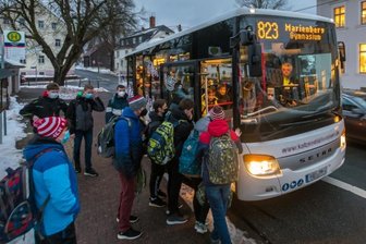 Politiker im Erzgebirge wollen satten Preisanstieg beim Schülerticket verhindern - Tausende Kinder und Jugendliche im Erzgebirge sind auf den Schulbus angewiesen. Doch ihren Eltern droht ab kommendem Schuljahr eine drastische Preiserhöhung - insbesondere bei den Grundschülern. 