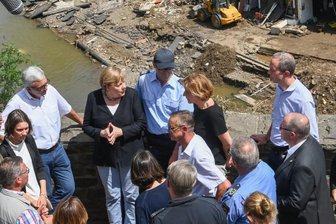 Politiker in Hochwassergebieten- weitere Unwetter in der Region - Die Kanzlerin im Krisenmodus: Angela Merkel (5. v. l.) und Malu Dreyer (6. v. r., SPD), Ministerpräsidentin von Rheinland-Pfalz, während ihres Besuches am Sonntag in den vom Hochwasser betroffenen Gebieten in Rheinland-Pfalz. 