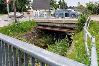 Politiker will Gefahr aus dem Bach bannen - Einer der neuralgischen Punkte: Der Durchlass und die Stützwand an der B 7 in Poppitz. Das Wasser, das der Frelsbach mit sich führt, wird hier bei Wolkenbrüchen zurückgestaut. 