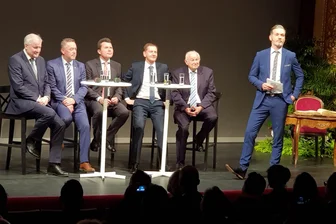 Politiker würdigen Rolle von Plauen im Herbst 1989 - Bundesinnenminister Horst Seehofer (v. l. n. r.), Plauens Oberbürgermeister Ralf Oberdorfer, der Hofer Oberbürgermeister Harald Fichtner, Sachsens Ministerpräsident Michael Kretschmer und der frühere bayerische Ministerpräsident Günther Beckstein zusammen mit Moderator Sven Böttger.