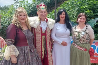 Politikerin erzählt Märchen: Warum Schneewittchen von der Ostsee nach Kriebstein kam - Burg der Märchen: Andra und Frank Schleußing, Maria Euchler und Lisa Pfeil (v. l.).