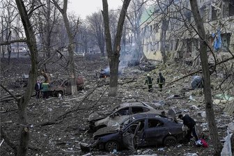 Politikprofessor Weidenfeld: "Mit Putin gibt es keinen Frieden" - Die Wucht des russischen Angriffskrieges: Rettungskräfte bei einer durch einen Angriff beschädigten Geburtsklinik in Mariupol.
