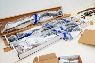 Politisch motivierte und rechte Straftaten erreichen Rekordniveau - Beschlagnahmte Waffen nach einer Razzia in der "Reichsbürger"-Szene". Das Bundeskriminalamt verzeichnet einen Anstieg politisch motivierter Straftaten in Deutschland.