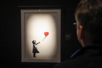 Politische Kunst in der Chemnitzer Markthalle zu sehen - „Girl with Balloon“ (Mädchen mit Ballon) ist eines der bekanntesten Werken des Künstlers, der unter dem Namen Bansky bekannt ist.