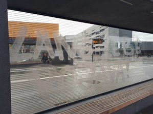 Politische Schmierereien auf dem Uni-Campus - Beschmierte Scheibe eines Fahrgastunterstandes am Campusplatz.