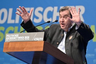 Politischer Aschermittwoch: Gemeinheiten als Tradition - In Passau brachte Markus Söder, CSU-Chef und bayerischer Ministerpräsident, mit seiner deftigen Polemik ein ums andere Mal den Saal zum Toben.