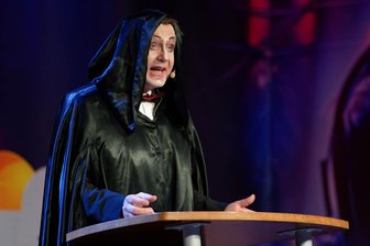 Politischer Aschermittwoch in Penig mit Stargästen: „Wir sind nur von Bekloppten umgeben“ - Der künftige Landrat Sven Krüger kam zum Aschermittwoch als Vampir und zog Vergleiche zwischen Blutsaugern und leeren Kassen.