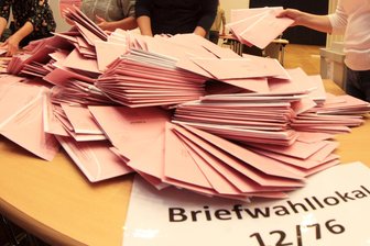 Politischer Bumerang: In Plauen würden Grüne und Neonazi-Partei von Wahlrechtsänderung profitieren - Auszählen der Briefwahlunterlagen im Zuge der Kommunalwahlen 2019. Wer wird sich zur nächsten Stadtratswahl am 1. September 2024 um Mandate bewerben?