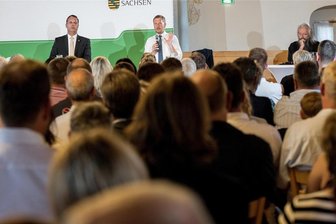 Politischer Diskurs und Grillwurst: Was der Ministerpräsident in Wolkenstein zu hören bekommt - In das Schloss Wolkenstein waren am Montagabend rund 130 Menschen gekommen, um mit Ministerpräsident Michael Kretschmer, Landrat Rico Anton (l.) und Bürgermeister Wolfram Liebing (r.) zu diskutieren.