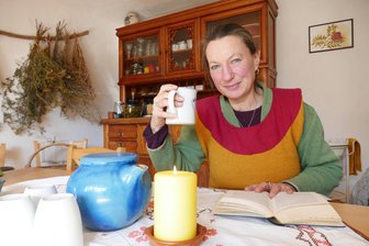 Politischer Kehraus und Störche mit Frühlingsgefühlen: Vier gute Nachrichten aus Mittelsachsen - Ruhe, Tee und ein gutes Buch gehören für Elisabeth Püschmann zum Fasten dazu.Foto: Andreas Bauer
