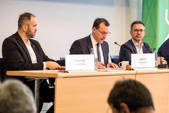 Politisches Erdbeben bei Reichenbacher CDU: Weitere Stadträte treten aus Fraktion aus und folgen Stephan Hösl - Steht plötzlich einer Zweimann-Fraktion der CDU im Reichenbacher Stadtrat vor: Marcus Fritsch (links), hier mit Jörg Schmidt und CDU-Kreischef Sören Voigt beim Parteitag der Vogtland-CDU am Samstag in Plauen. Fritsch: Wir wollen keine Spielchen, es geht im Stadtrat nur um die Sache.