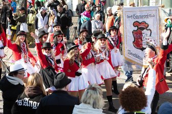 Politisches Wunderland mit karibischem Flair und technischen Pannen: So lief der 29. Faschingsumzug in Plauen - Für Stimmung im Plauener Stadtzentrum sorgte am Sonntag der Faschingsumzug der Vogtländischen Carnevalisten. Mit von der Partie: der Dorf Carneval Club Weischlitz (Foto).