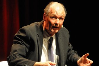 Politparodie in Bad Elster: Bei Reiner Kröhnert wird es „merzwürdig“ -