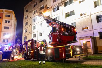 Polizei äußert sich zur Brandursache: Darum brach in Zwönitz im Plattenbau ein Feuer aus - Mitten in der Nacht rettete die Feuerwehr in Zwönitz Menschen aus einem brennenden Haus.