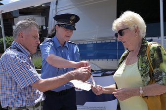 Polizei am Paletti-Park: Beamte klären über Betrugsmaschen auf - Polizeihauptmeisterin Kathy Seyferth (Mitte) im Gespräch mit Peter Otto aus Freiberg (86) und Gisela Maul aus Lugau (82).