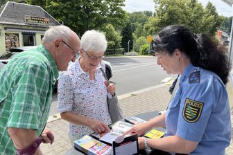 Polizei auf Tour durchs Erzgebirge: Warum die Info „Wir sind dann mal weg“ sehr gefährlich sein kann - Birgit und Johannes Kammerl wurden von Polizeihauptmeisterin Kathy Seyferth beraten.