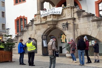 Polizei beendet Plakat-Aktion am Plauener Rathaus -