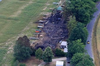 Polizei befragt Zeugen zu Brand an der Koberbachtalsperre - Von zwölf Campingwagen auf dem hinteren Zeltplatz blieben nur Metallreste übrig. Die Trümmer stehen noch.