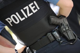 Polizei beobachtet per Haftbefehl gesuchte Frau beim Betreten der Gleise -