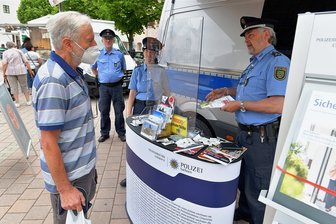 Polizei berät in Brand-Erbisdorf und Sayda: Wie hält man Diebe fern? - Hartmut Bojack spricht mit Polizeihauptkommissar Uwe Nerger über Haussicherung; hinten die Kollegen Andreas Pforte und Kati Seyfert.