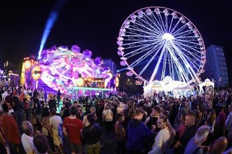 Polizei-Bilanz zum Stadtfest: Zahl der Straftaten auf Vorjahresniveau - Das beleuchtete Stadtfest an der Chemnitzer Brückenstraße am Samstagabend.
