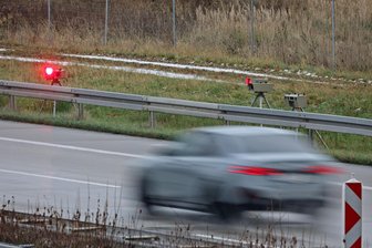 Polizei-Blitzgerät stand am Montag auf der A 4 bei Glauchau: „Rekord-Temposünder“ droht ein Fahrverbot - Vier Stunden stand der Polizei-Blitzer am Montag an der A 4 in der Nähe der Anschlussstelle Glauchau-Ost.