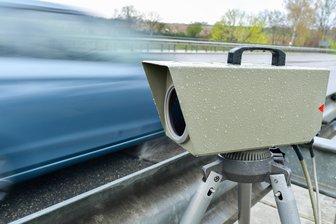 Polizei blitzt 600 Raser auf der A72 - 