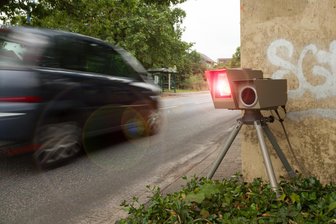 Polizei blitzt im Erzgebirge: Wo diese Woche Tempokontrollen geplant sind - Mit Geschwindigkeitskontrollen müssen Autofahrer in der Region rechnen.