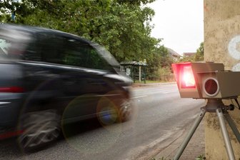 Polizei blitzt in Rechenberg-Bienenmühle: 22 Fahrzeuge auf Muldentalstraße zu schnell - Die Polizei kontrollierte in der Muldentalstraße (Symbolbild) die Geschwindigkeit.