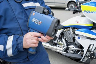 Polizei blitzt zwei Wochen lang verstärkt vor Chemnitzer Schulen - Bis Ende April kontrolliert die Polizei verstärkt die Einhaltung der Tempo-Limits an Schulen.