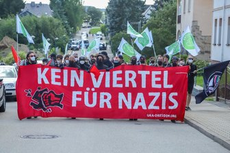 Polizei blockiert Störer bei Antifa-Demo in Zwönitz - 265 Menschen haben nach Polizeiangaben am Samstagnachmittag an einer Demonstration linker Gruppen in Zwönitz teilgenommen.