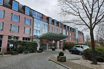 Polizei-Einsatz in Chemnitz: Aus großem Knall wird Ohrfeige wegen zu spät gelieferter Pizza - In der Nacht zu Freitag ist es vor dem c/o 56-Hotel zu einer Auseinandersetzung gekommen.