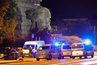 Polizei-Einsatz nach Schlägerei am Marx-Monument in Chemnitz - In der Nacht zu Sonntag mussten Rettungskräfte und Polizei zum Marx-Monument an der Brückenstraße ausrücken.