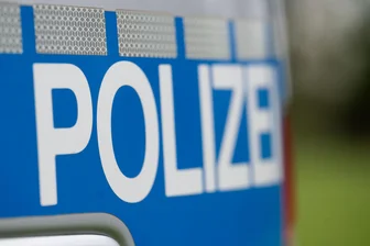 Polizei entfernt verbotene Flagge in Chemnitzer Mehrfamilienhaus - Die Polizei veranlasste am späten Samstagabend, dass eine Reichskriegsflagge aus einer Wohnung entfernt wird.