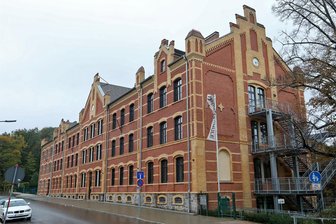 Polizei ermittelt: Diebstahl an der Tännichtschule in Meerane und Graffiti an der Wehrdigtschule in Glauchau - Unbekannte Täter haben Gartenmöbel vom Außengelände der Tännichtschule gestohlen.